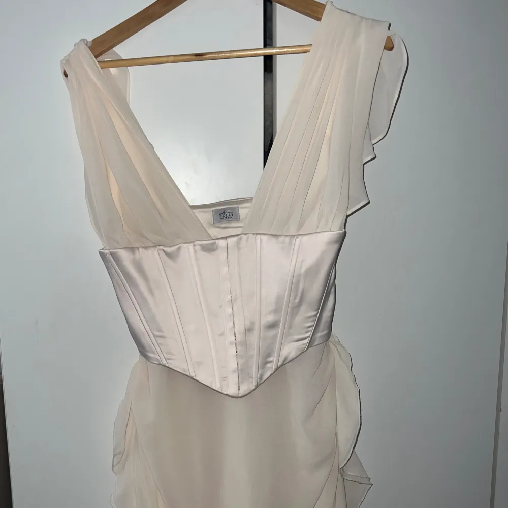 Säljer denna fina klänning från Ohpolly, använt den en gång på min födelsedag, den är för liten nu. Storlek UK 10 motsvara S-M. Köpte den för 90 euro. Säljer den för 600kr. Den är i vit-beige färg. Perfekt till studenten . Klänningar.