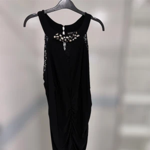 Svart klänning - Snygg svart klänning med stenar runt halsen! Klänningen går till knäna! Storlek 44/46