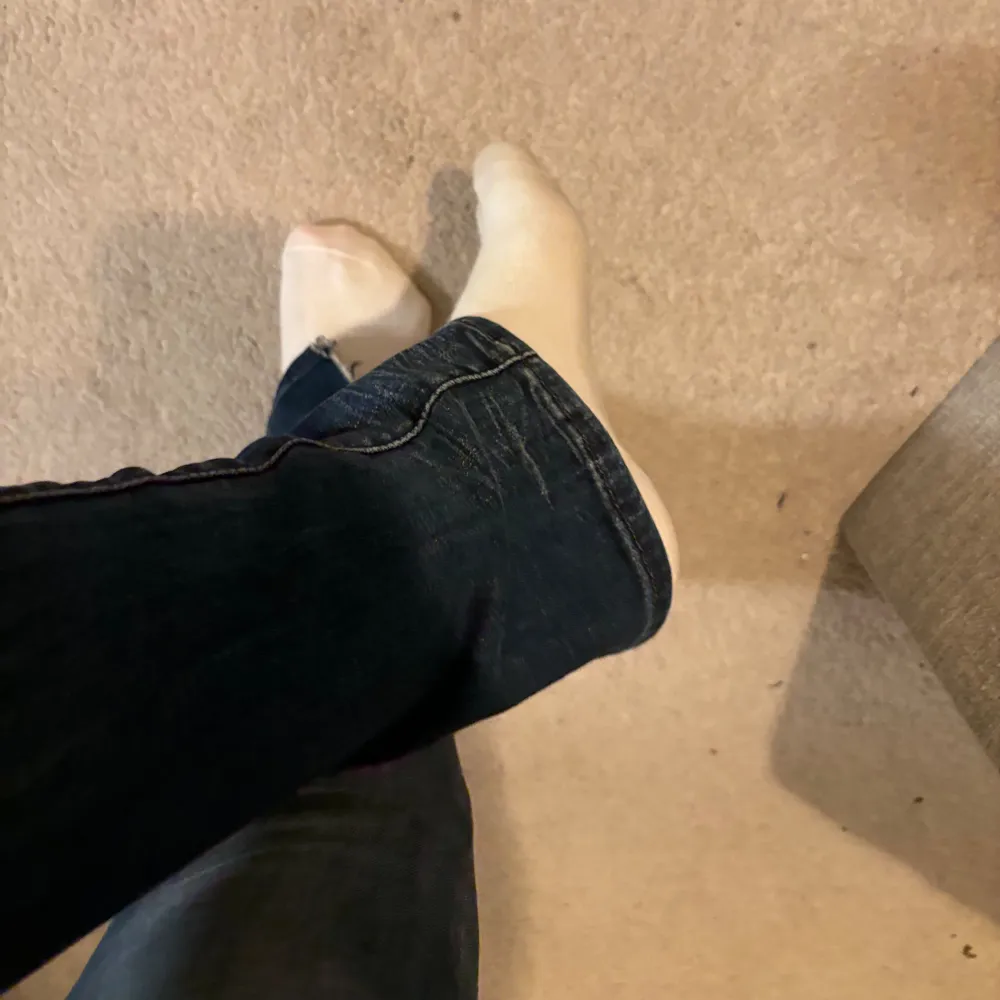 Skitsnygga mörkblå lågmidjade levis jeans. Dem är utsvängda och har slits. Sitter perfekt storleksmässigt på mig som brukar ha S/M i jeans, men är lite korta i längden då jag är lite över 170 lång. Kan skicka fler bilder vid intresse❤️. Jeans & Byxor.