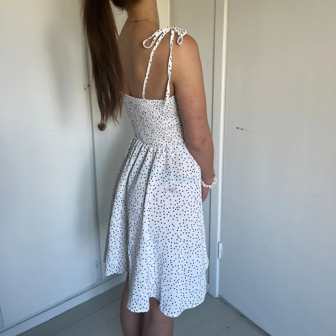 Vit prickig klänning 