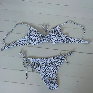 Prickig bikini  - Helt ny, aldrig använd då jag råkade beställa dubbelt! Från shein i storlek M! 