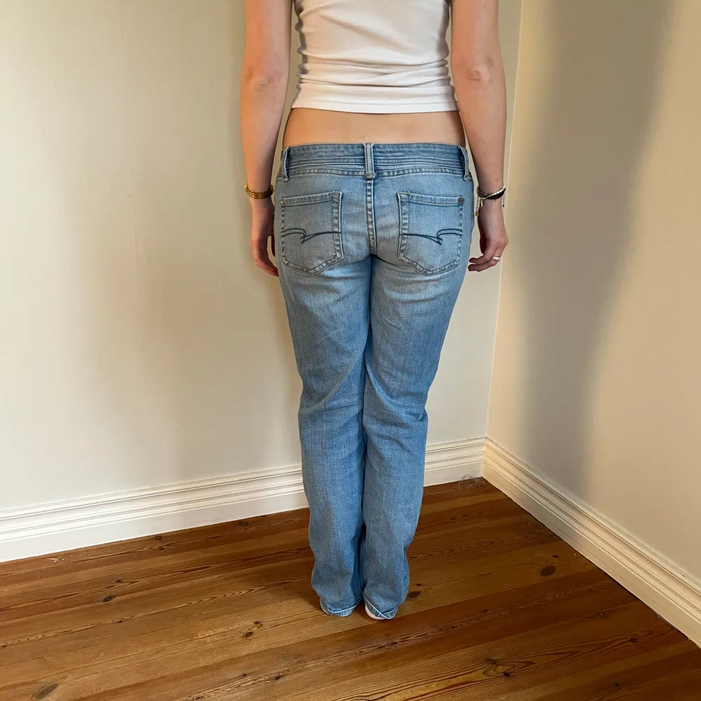 Midjemått( rätt över): 41cm  Inerbenslängd: 75cm   Köp dem via ”KÖP NU” eller Swish  Modellen är 168 cm, inga defekter 💕 . Jeans & Byxor.