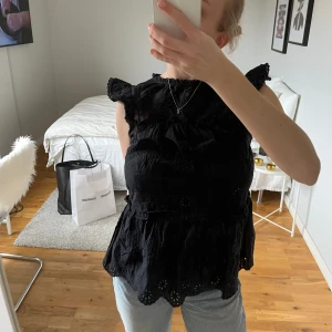 Volangblus - Suuuperfin! Köpt i en butik i australien. Volanger och fina detaljer 💕 