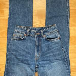 Säljer dessa raka högmidjade jeans från Monki då de inte passar mig. Knappt använda så jättefint skick. Midja: high/mid waist Midjemått: 32,5cm Innerbenslängd: 76cm Hör gärna av dig vid frågor, för fler bilder eller för att diskutera priset!😇