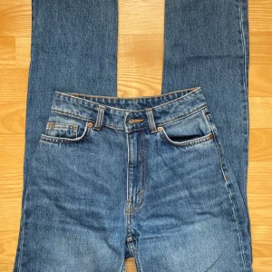 Monki jeans - Säljer dessa raka högmidjade jeans från Monki då de inte passar mig. Knappt använda så jättefint skick. Midja: high/mid waist Midjemått: 32,5cm Innerbenslängd: 76cm Hör gärna av dig vid frågor, för fler bilder eller för att diskutera priset!😇