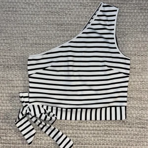 One shoulder topp från NAKD - One shoulder topp i mycket gott skick från NA-KD. Storlek M. 