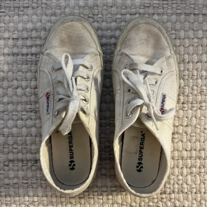Sneakers från Superga  - Sneakers i gott skick. Storlek 38. De är lite smutsiga men går att tvätta då det är tygskor.