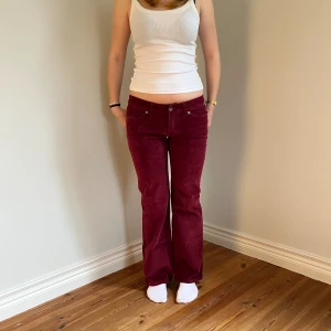 Röda vintage jeans  - Midjemått( rätt över): 40cm  Inerbenslängd: 73cm   Köp dem via ”KÖP NU” eller Swish  Modellen är  168 cm, inga defekter 💕 