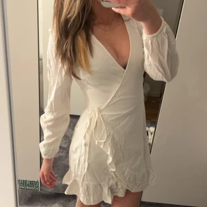 Klänning  - Super fin typ linne klänning säljer efter som att jag aldrig andvänder den den är i super bra skick har bara andvänt den en gång 