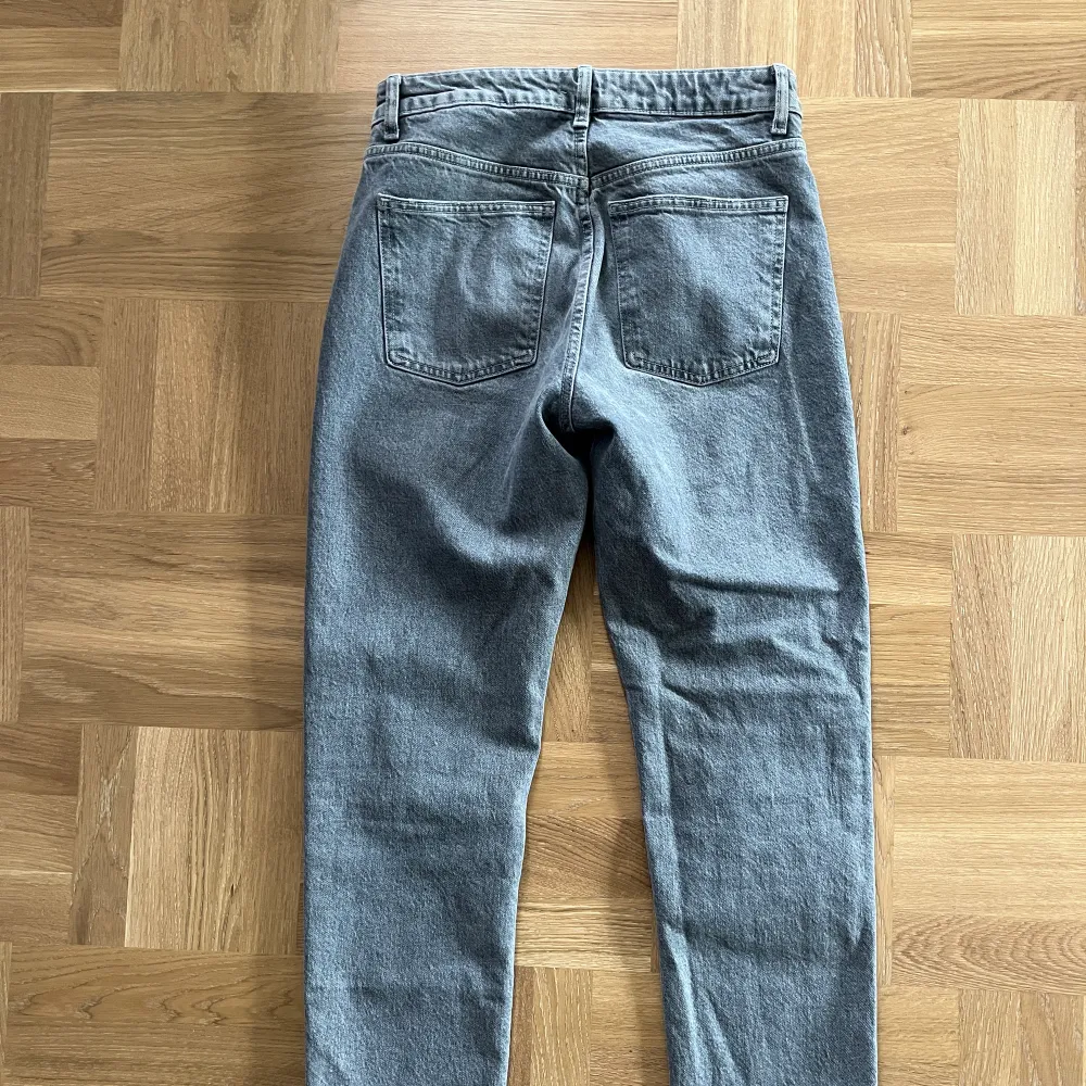 Mellanhög midja. Snygg grå färg 🩶 Knappt använda.. Jeans & Byxor.