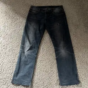 Avklippta armani jeans som jag inte använder längre sitter skit bra ett litet hål vid fickan.