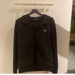 J Lindeberg Cardigan - Säljer denna snygga cardigan då den börjar bli för liten. Köpte ny för 3200kr och säljer nu för endast 1599! Pris kan diskuteras vid snabb affär.