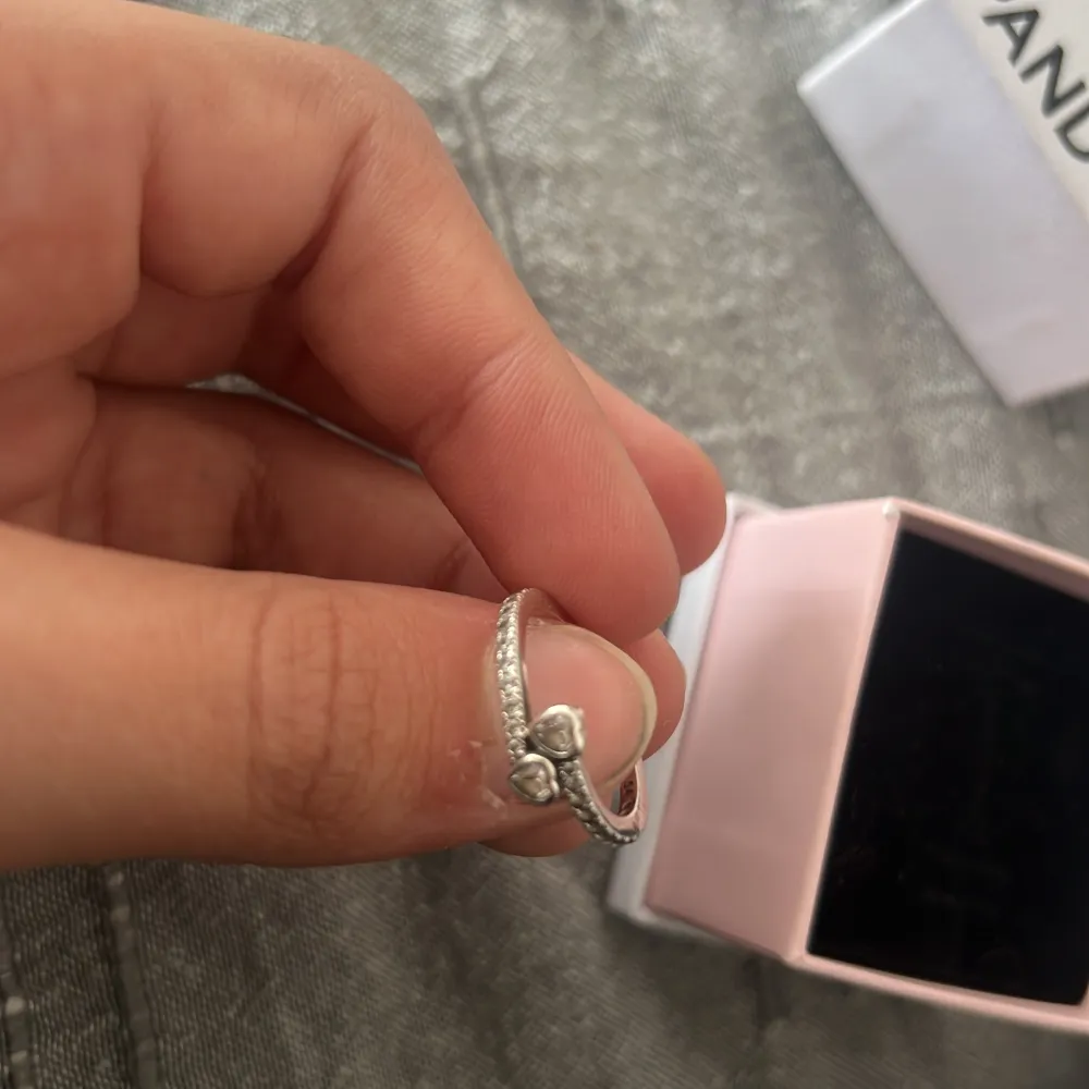 En ring från Pandora som inte används då personen jag köpte den till inte tog emot den. Accessoarer.