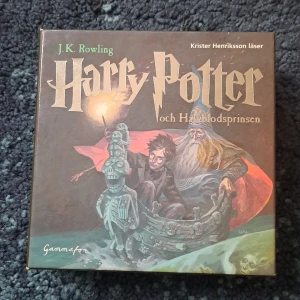 Harry Potter och Halvblodsprinsen CD box - 21 stycken CD skivor från Harry Potter och halvblodsprinsen🫶🏻 speltid ca 24h.  Säljer för 300kr men kan gå ner i pris!♡ 