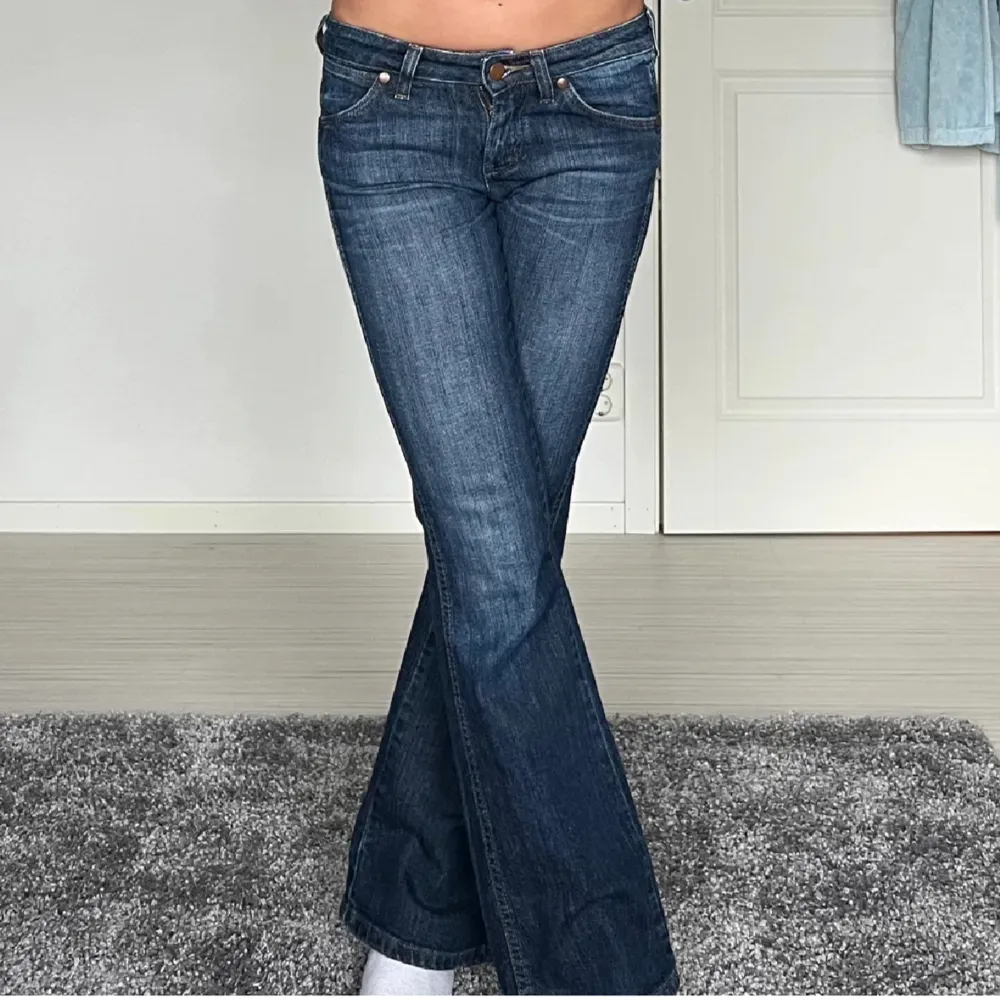 Jäljer dessa fina mörkblå jeans då de var lite för korta, som nya. Midja tvärs över:  Innerbenslängd: 77 cm. Jeans & Byxor.