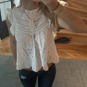 Broderad blus zara - Så söt blus från zara i strl XS men passar S också! Går ej att köpa längre 😜 Pris kan sänkas vid snabb affär 💗