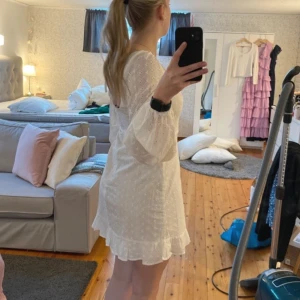 Studentklänning 💕 - Superfin studentklänning från Nelly! Fina detaljer i ryggen💕 38 men lite stretch så skulle säga som en 36a🫶🏼 Lappen kvar