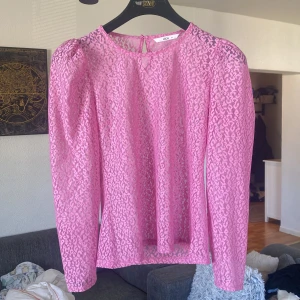 spetsblus❤️ - spetsblus från ellos i rosa fin färg❤️strl 34 men passar även större då den är stretchig😊
