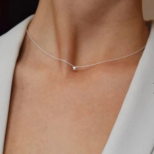 Äkta silverhalsband oöppnat i sin föroackning - Aldrig använt.  En stjärna. 