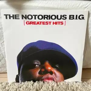 Notorious B.I.G vinyl skiva säljes i nästan nyskick, endast öppnat och spelat fåtal gånger. Om du är intresserad av fler skivor jag säljer så kanske vi kan fixa paketpris. Skriv till mig om du undrar något om till exempel press/skick. 