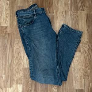 Fräscha Massimo dutti jeans i ett grymt skick, väldigt stiliga och snygga.  W30 L32