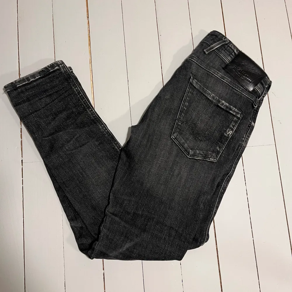 Ett par extremt snygga replay jeans i modellen ”anbass” | skick 9/10 nästintill nya endast andvända fåtal gånger | nypris ligger på ca 1600 kr | säljer pga för små | vid ytterligare funderingar är det bara att skriva. Jeans & Byxor.