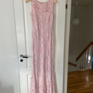 Karl Lagerfeld klänning - Helt oanvänd, bra längd på mig som är 176 passar mig som är stl S/M ( amerikansk stl 6 i klänningen) priset går o diskutera vid snabb affär