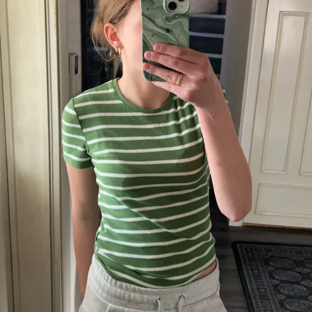 Jätte fin grön vit t shirt från Zara, säljer för att den inte kommer till användning därav är den som ny🫶🏻. T-shirts.