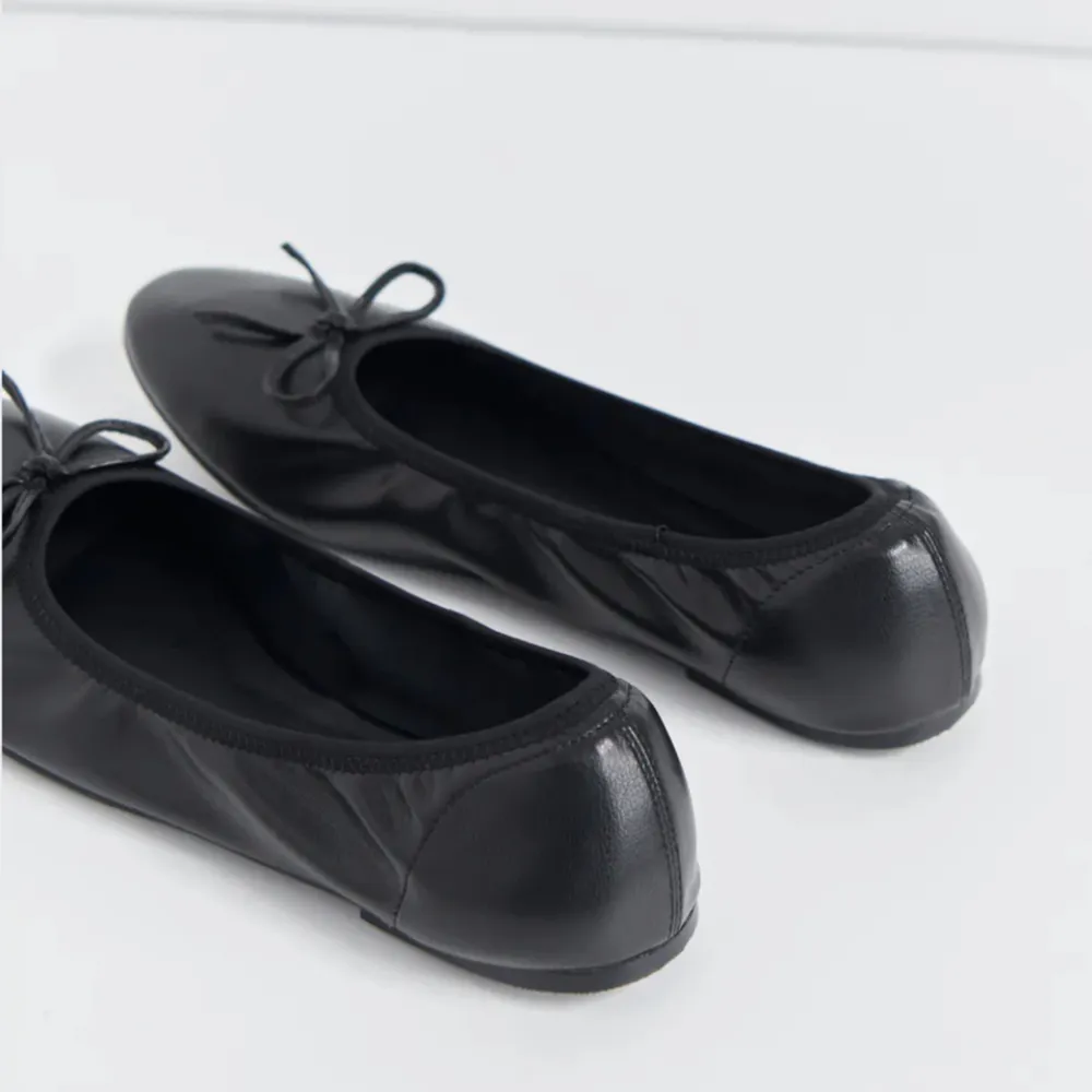 Jättesöta skor från Gina tricot, endast använda 1 gång då jag insåg att de va lite för små. Storlek 40🥰. Skor.