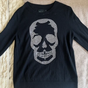 Zadig dödskalletröja  - Svart kashmirtröja med dödskalletryck från Zadig. I princip oanvänd, säljer för jag inte använder den.