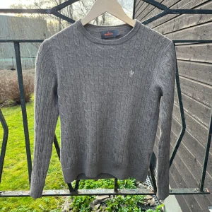 Morris merinoull tröja storlek S -  BARA BUD. Jag säljer nu min Morris tröja eftersom den är för liten. Jag är 167 och den passar inte bra. Den är i nyskick men begagnad av en kompis i nypris