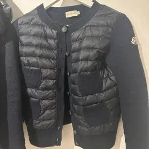 Säljer/ byter min älskade Moncler cardigan i mörkblå. Slutsåld på monclers hemsida. Finns qr kod och äkthetsbevis. Köpt för 3 månader sen. Kan tänka mig sälja för bra bud eller byta mot en annan moncler cardigan❤️ Inga defekter och använd 3 ggr. 