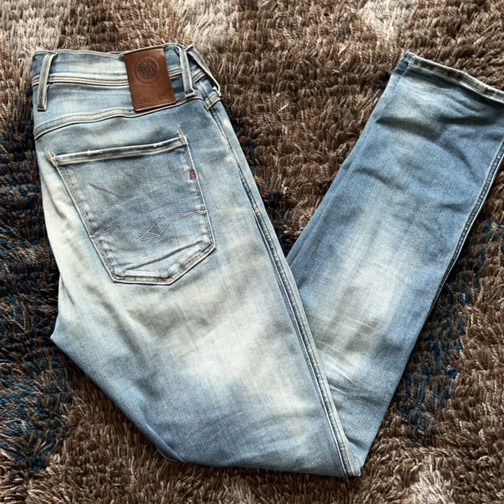 Schysta jeans från Replay i modellen anbass, alltså slimfit. Inga täcken på användning. Passar dig som är 180-185.   Priset är bestämnt men kan tänka mig byta mot ett par grover eller levis 511.   Hör av dig!. Jeans & Byxor.