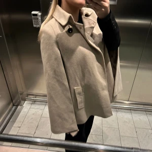 Beige cape - Säljer denna sååå fina cape, helt perfekt nu till våren ❤️