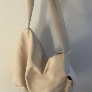 Beige väska - Säljer denna nya väska som aldrig kommit till användning
