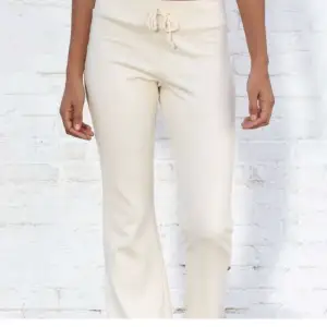 Byxor från brandy Melville i modellen Hilary Yoga pants. Skulle säga att de är lite stora i storleken💓