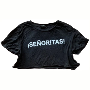 Croppad T-shirt med tryck - T-shirt som jag själv croppat från monki med trycket ¡Señoritas! 