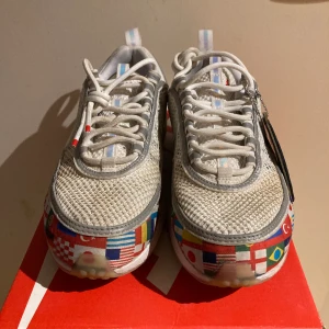 Nike Air Zoom Spiridon - Köpta för längesedan på SNS i Stockholm. Rengörs innan jag skickar dem. Köparens står för frakten. Pris kan diskuteras!