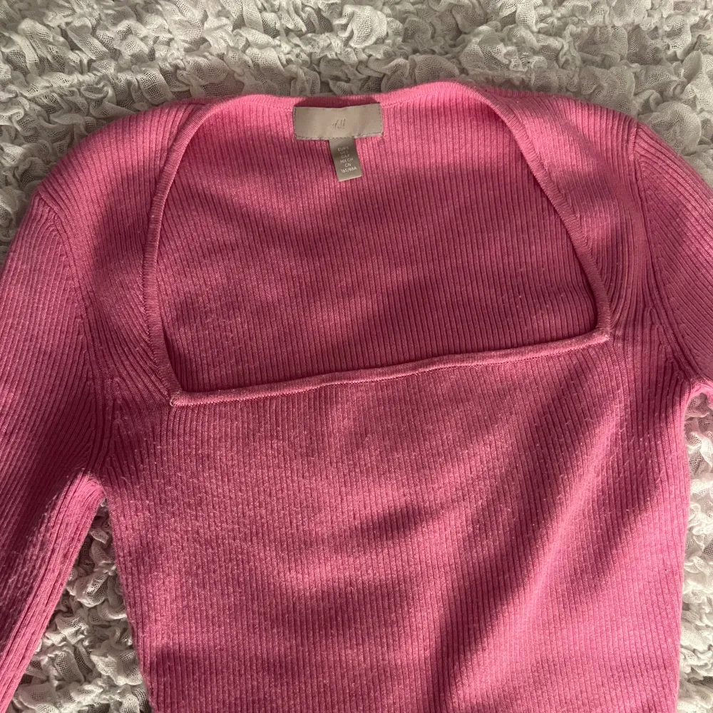 En jättefin rosa tightare tröja perfekt nu till våren och sommaren ifårn hm med snygg urringning i bra skick! Stl XS. Tröjor & Koftor.