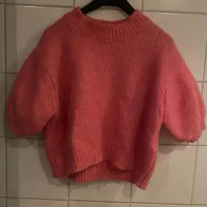 Rosa kortärmad stickad tröja från Zara. Börjar bli lite nopprig men inte mer i verkligheten en vad den på bilderna. Säljs för 150kr