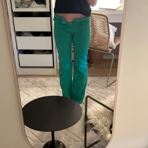 Jeans - Gröna jeans från monki. St 32💗Priset kan diskuteras 