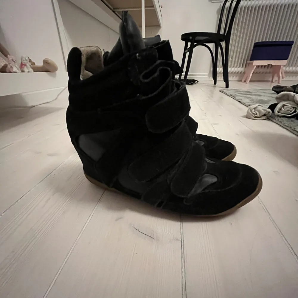 Super snygga skor från Steve madden som liknar isabel marant skor. Acceptabelt skick. Storlek 38 men jag skulle säga 39/40. Jag säljer då dom är för stora.. Skor.