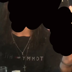 Tommy Hilfiger tröja - Jättefin tröja och väldigt bra kvalitet,går att stylea fint med smycken. Passar både S och M, hör av er vid fler frågor och bilder:)