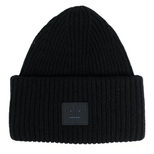 Acne mössa - Säljer nu min svarta acne mössa som jag använt i två vintrar. Den är nyköpt från hemsidan. 