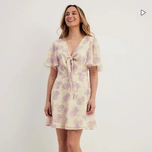 Blommig klänning  - Jätte fin klänning som aldrig kommit till användning tyvärr, prislappen sitter kvar. Klänningen är liten i storleken.