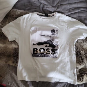 Hugo Boss Bruce Lee T-shirt  - Fet Bruce Lee Hugo Boss tröja, köpt i London men passar inte längre, nypris just nu ligger på ca 1100. Pris kan förhandlas och är öppen för trades