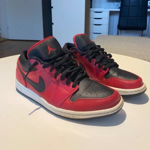 Jordan 1 low - Air Jordan 1 low i bra skick. Använt de ett flertal gånger men de har inga defekter. Storlek 44. 