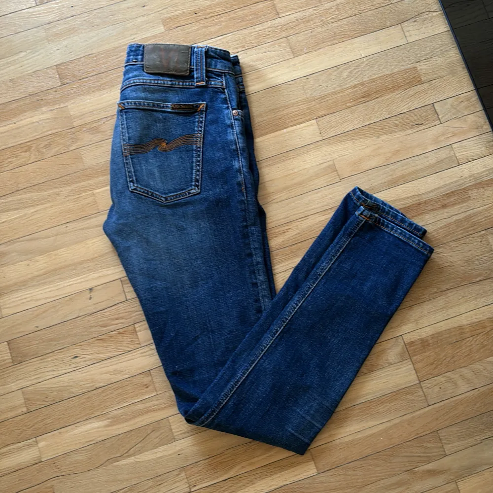 Säljer nu dessa schyssta nudie slim jeans. Det är lagade på högra knäet men inget man tänker på vid användning. Pris kan diskuteras. Jeans & Byxor.