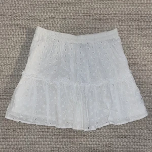 Kjol - Kjol i broderie anglaise från Asos. Storlek 40. Gott skick.