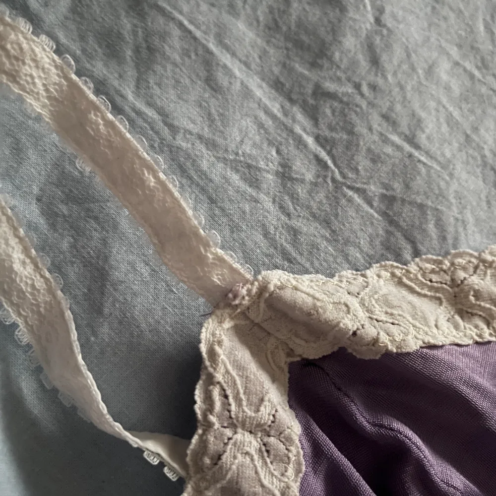 Ett lila linne med spets detaljer som är använt ett fåtal gånger . Toppar.